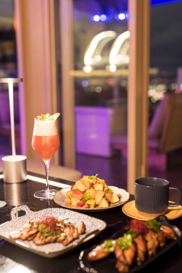 後ろから時計回りに「少女的春天夢想」NT$360、「酸甜水果沙拉」NT$350、「美式咖琲」NT$220、「香茅炸雞翅」NT$300、「泰式烤松板豬」NT$390