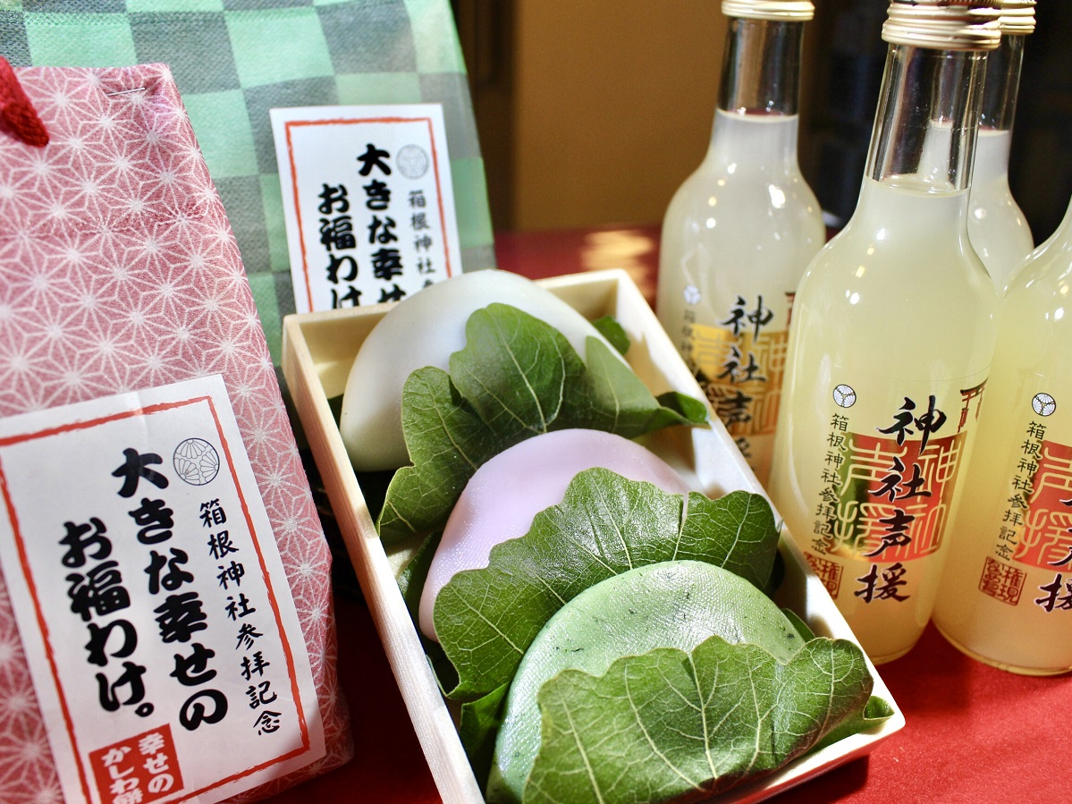 縁起のいいかしわ餅はこしあん、つぶあん、みそあんの3つ入り