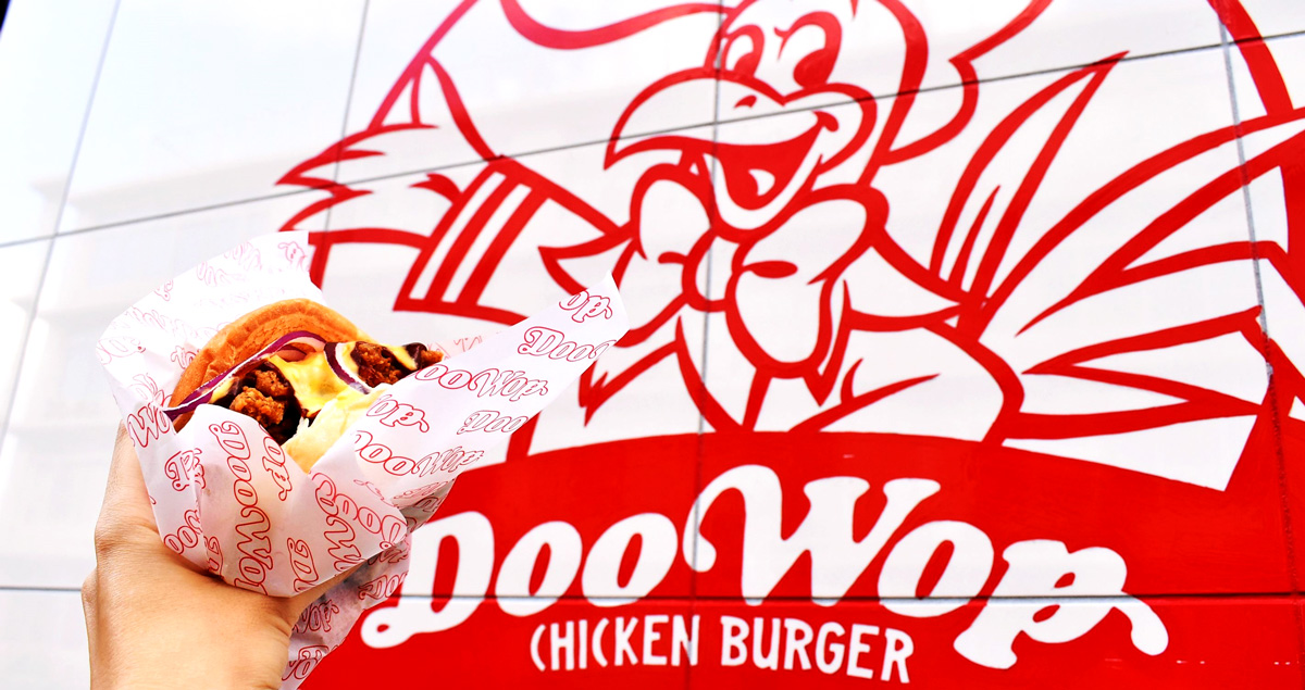 代官山「ドゥーワップ」で、コスパ最強のチキンバーガーを♪アメリカンレトロな店内は、映えスポットにも！