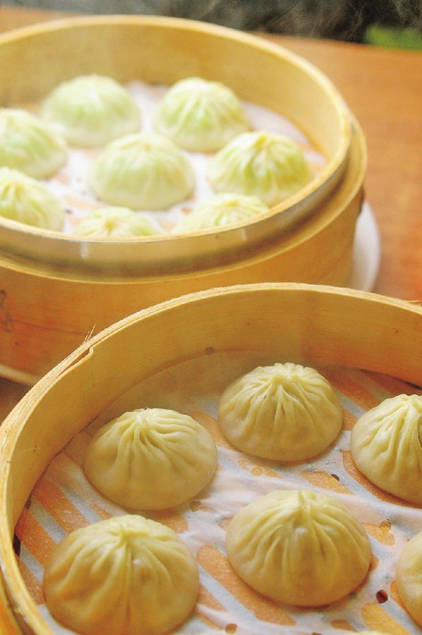 【手前から】圓籠鮮湯包NT$190（8個）、絲瓜蝦仁包NT$280（8個）