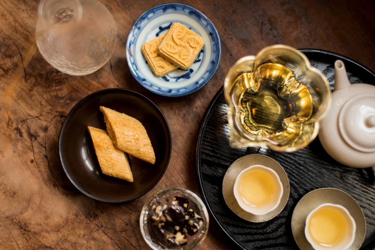 「茶拼食盤」NT$200は季節の茶菓子3種セット。上から「綠豆糕」「花生貢糖酥」「棗泥核桃糕」