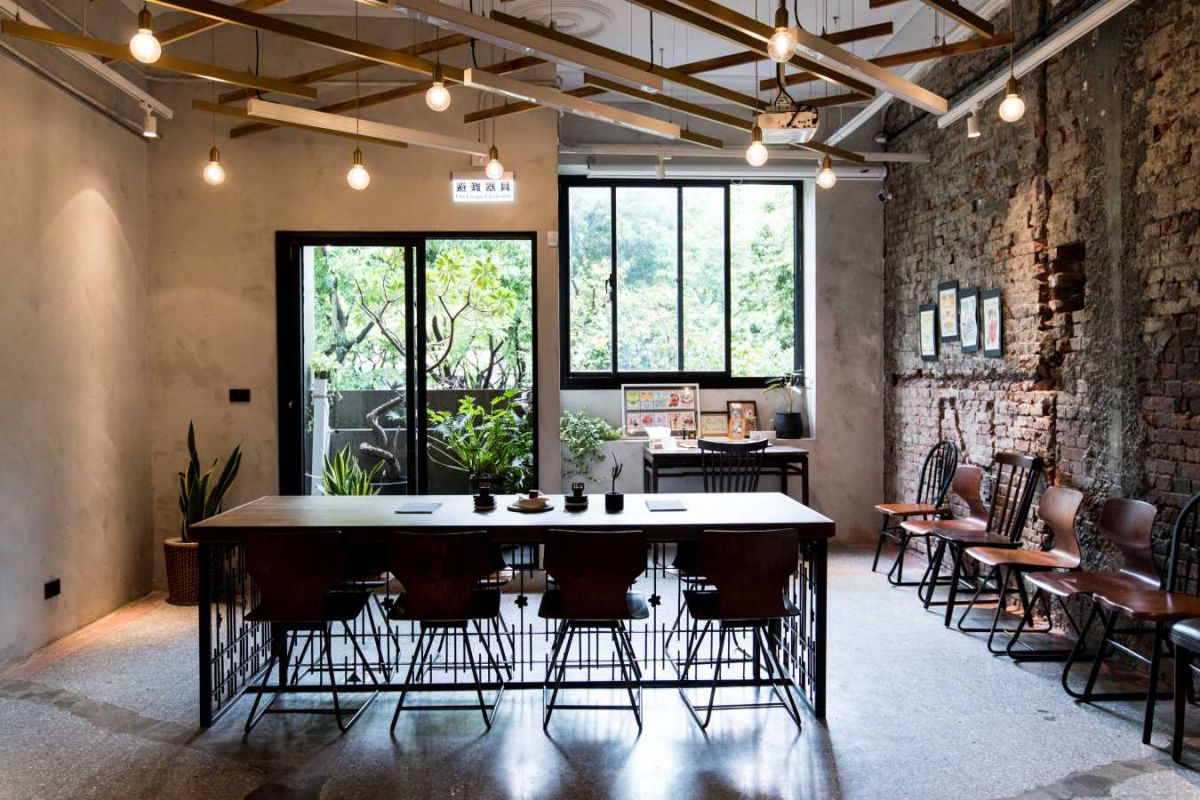 2階の窓の外には公園の緑がまぶしい！