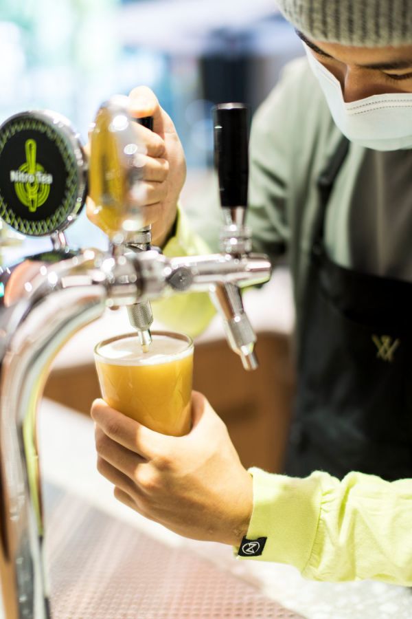 注いでいるのはビールではなくもちろんお茶