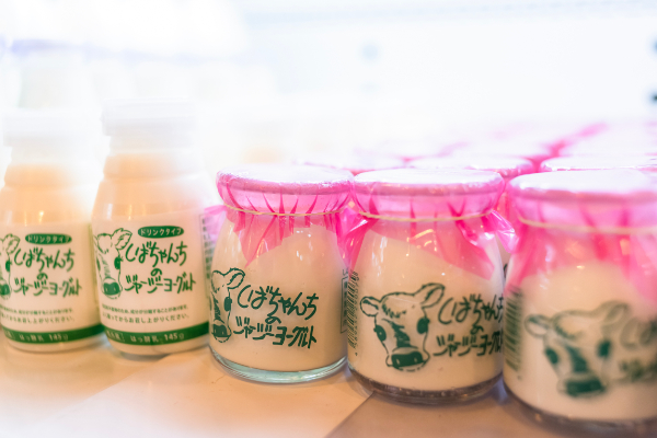 しばちゃんちの飲むジャージーヨーグルト220円、しばちゃんちのジャージーヨーグルト185円