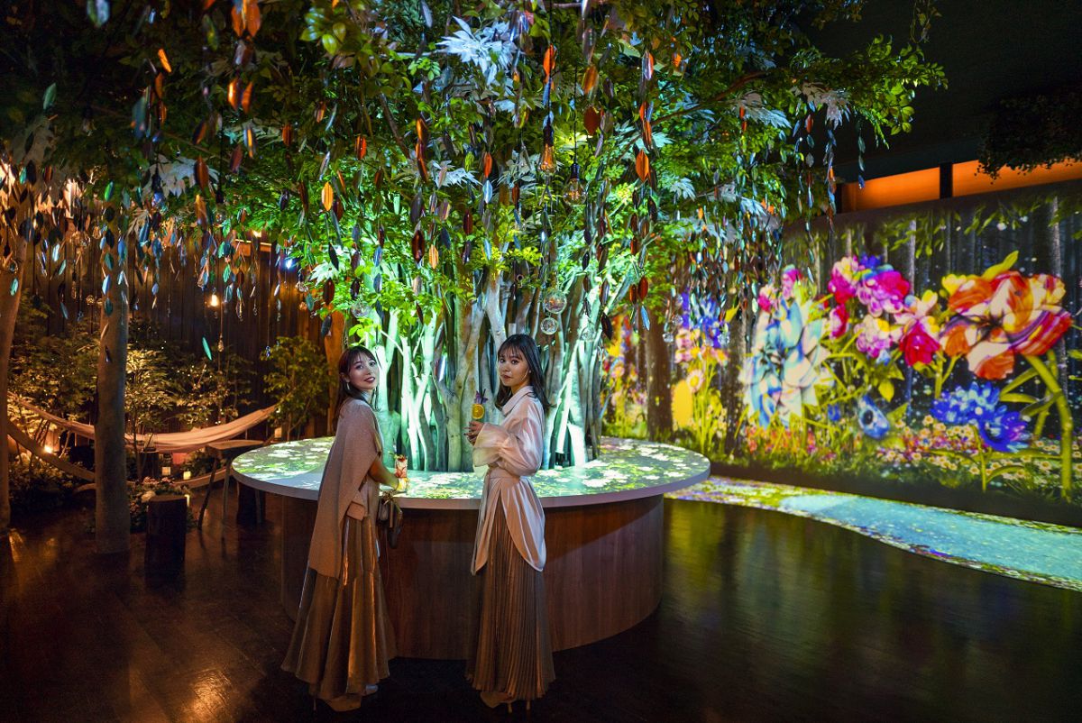 グラスを置くと、テーブルに光の花が咲く不思議な空間