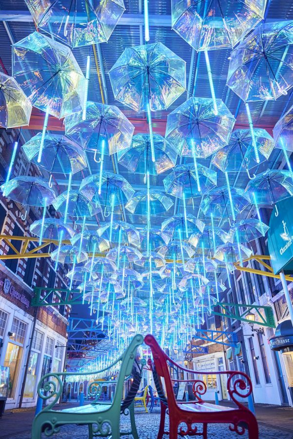 約700本の傘が頭上を彩るアンブレラストリート（アトラクションタウン）