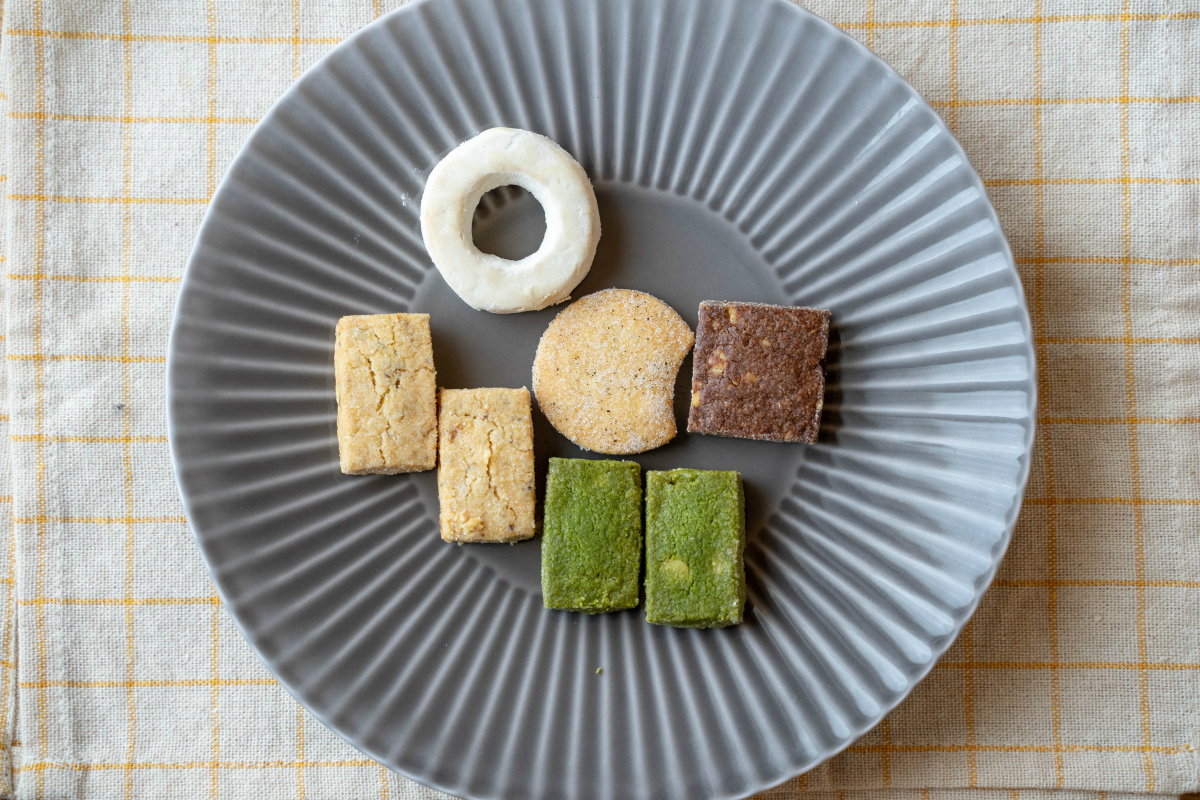 左下から時計回りに「ノワゼット」「和三盆リングサブレ」「紅茶バニラサブレ」「ピニョンショコラ」「デヴェール（濃茶）」