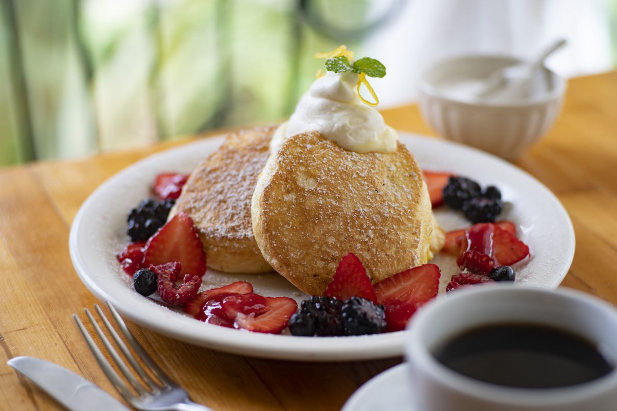 「ミックスベリーのスフレ・パンケーキ」$22.50