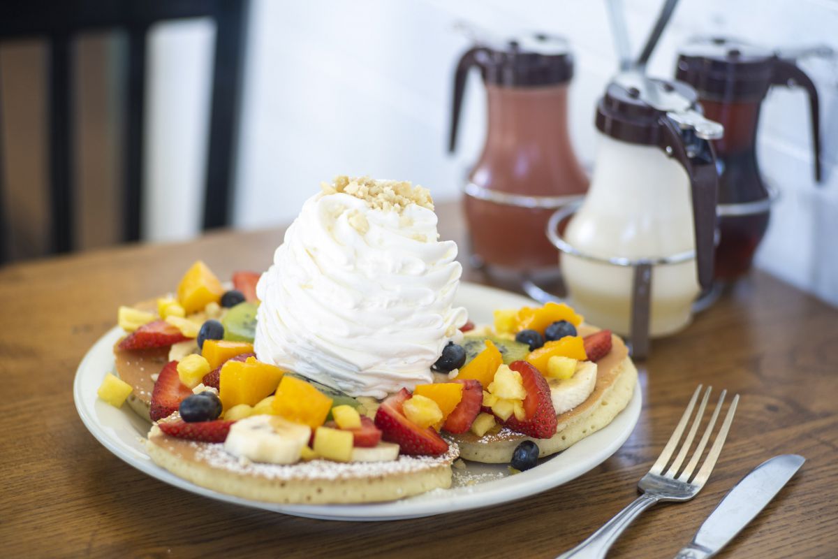 フレッシュ・フルーツ・レインボーパンケーキ$19