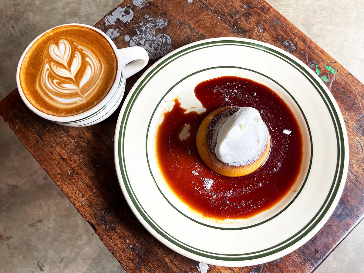 左から「カフェ・ラテ」450円 「自家製カスタードプリン」550円