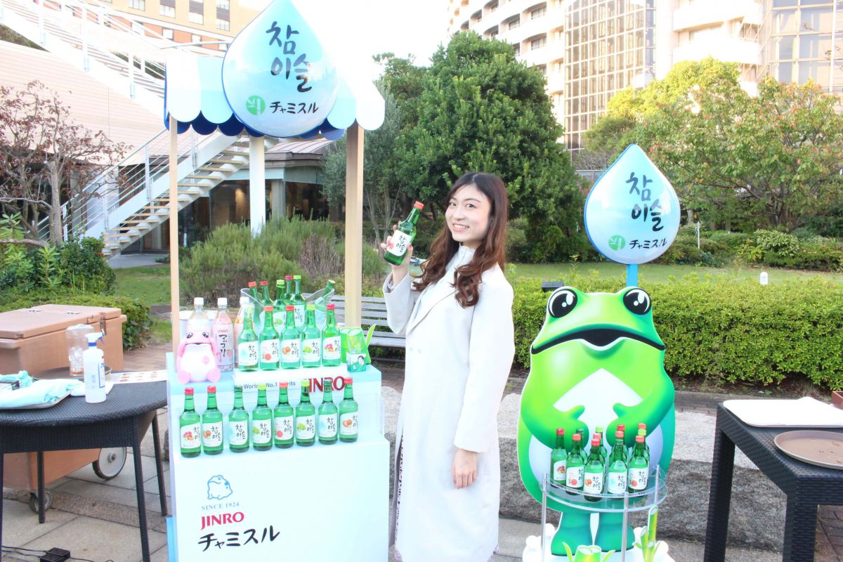 チャミスルの瓶が並んだ屋台も出現！