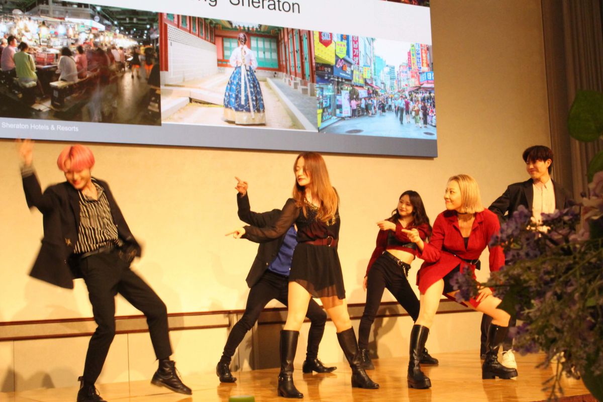 実際にダンスパフォーマンスを見ましたが、楽しそうに踊る姿についこちらも笑顔に！