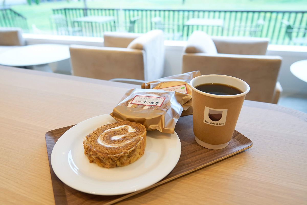ミカドコーヒー（ホット）300円、 峠の古木（くるみと黒糖カステラのロールケーキ）352円、 信州りんごのロールケーキ 352円