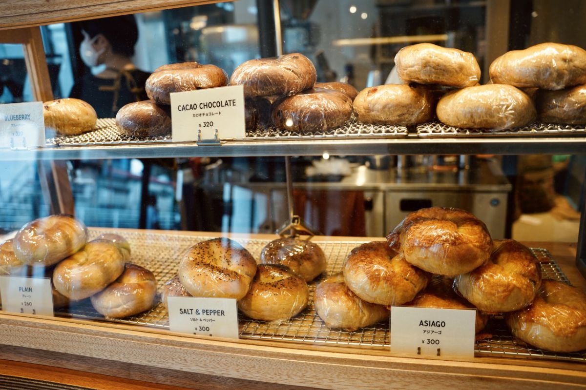 カフェにはオリジナルのパンもズラリ