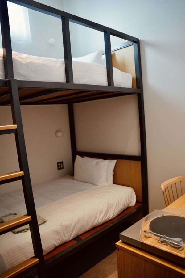 「セミダブルバンクツイン」（2名用15㎡）1室1万8000円〜