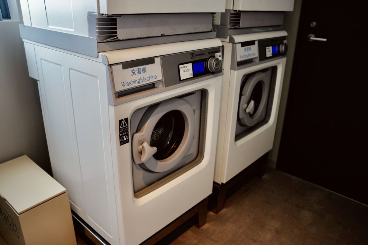 廊下には長期滞在者にはうれしい洗濯機コーナーも
