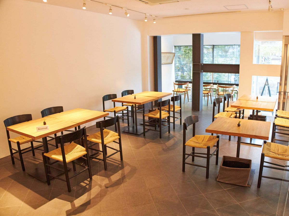 入口右手がカフェスペース。左手には鎌倉彫を扱うショップがあります