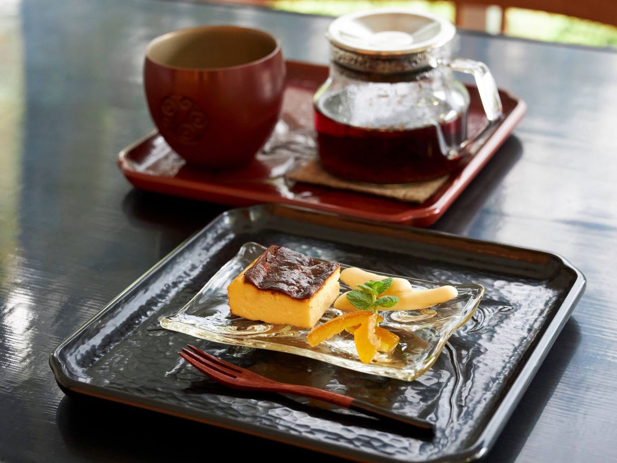 「バスクチーズケーキ」（ケーキ単品）350円～、「静岡産 有機栽培和紅茶」500円