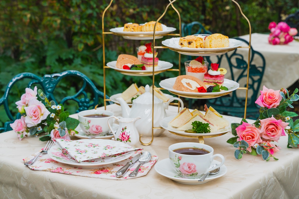 個室限定「季節のアフタヌーンティー」2750円～、「ローズアフタヌーンティー」3080円、別途個室室料2時間2200円（3日前に要予約、2時間以上利用不可）／平日限定「復刻版ローズガーデンセッ」1950円（予約不要）　画像提供：えの木てい