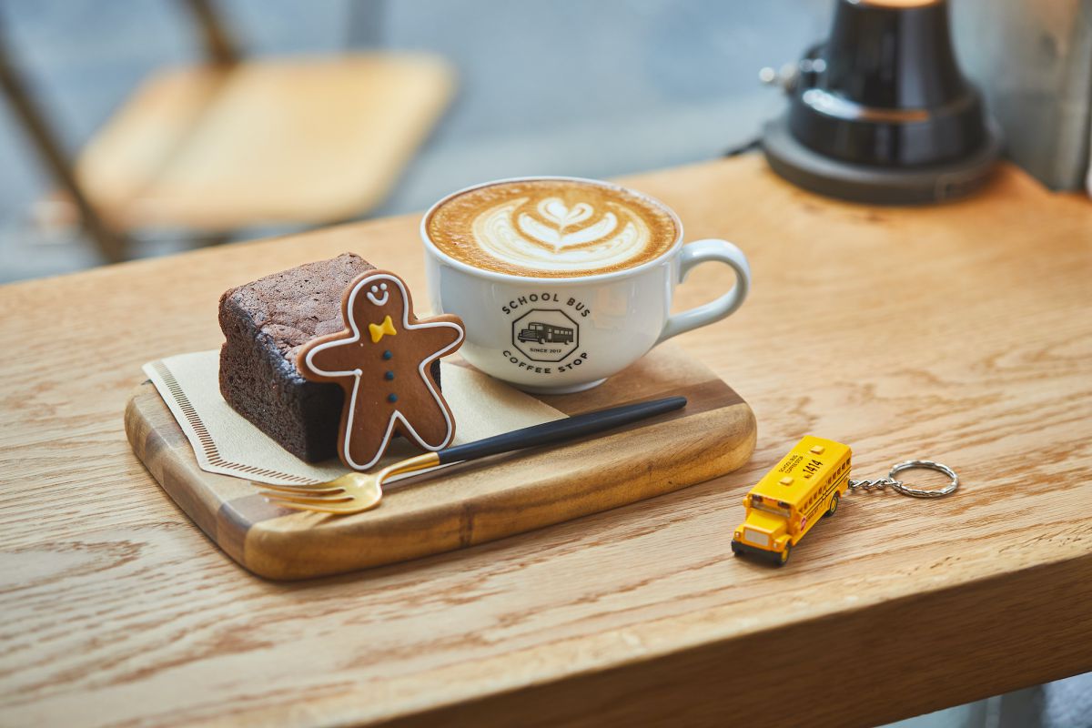 フラットホワイト 豆：オリジナルブレンド550円　 豆：COAVA 580円 ジンジャーマンクッキー250円 ブラウニー400円