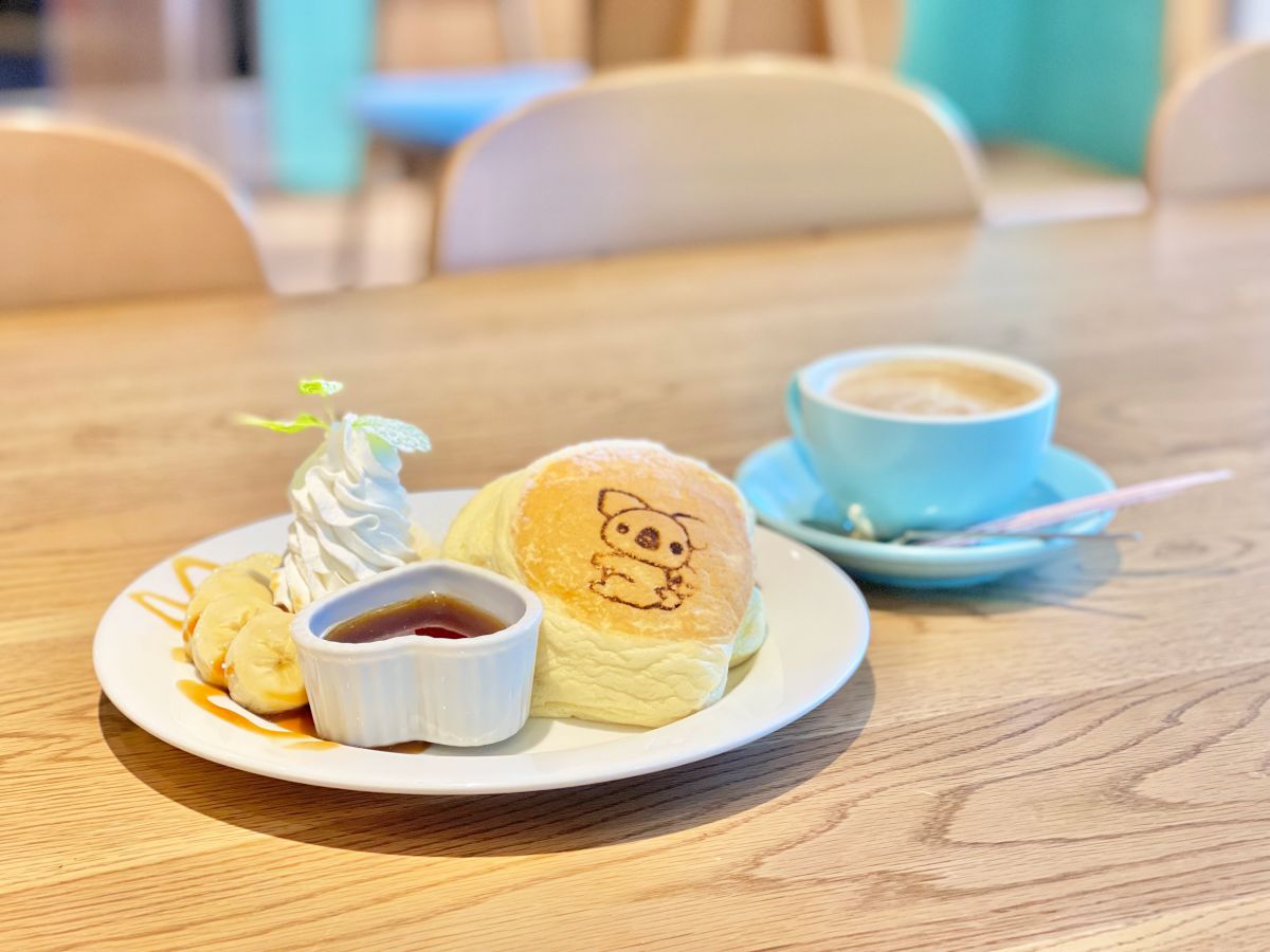 左から「オリジナルパンケーキ」1320円　「カフェラテ＜ホット＞（セットドリンク）」350円