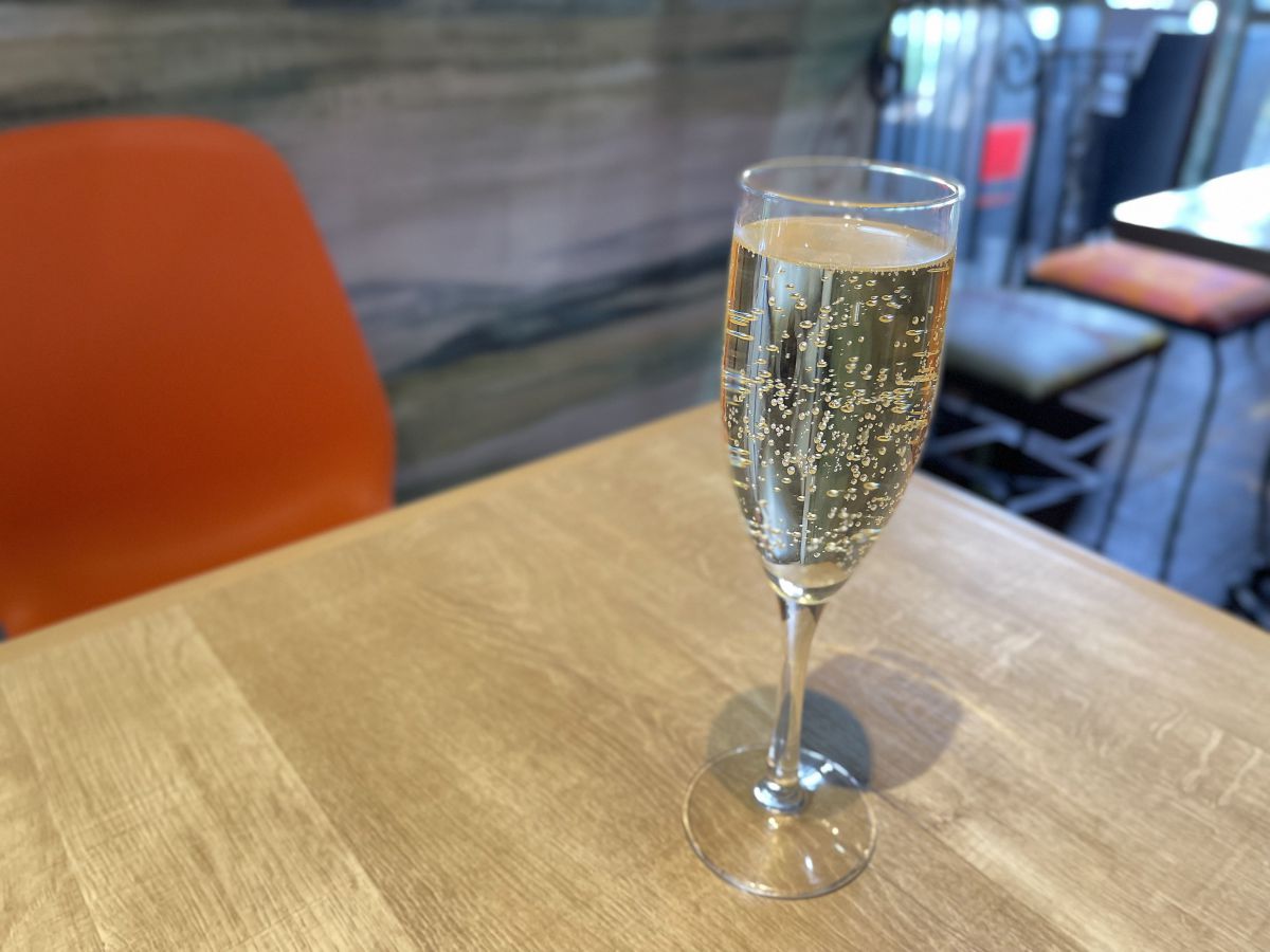 「グラス（スパークリング）」590円