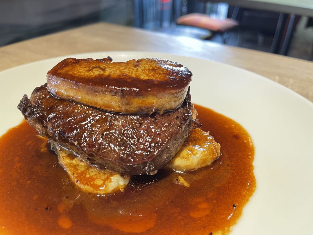 「牛フィレのステーキフォアグラのせ」1650円