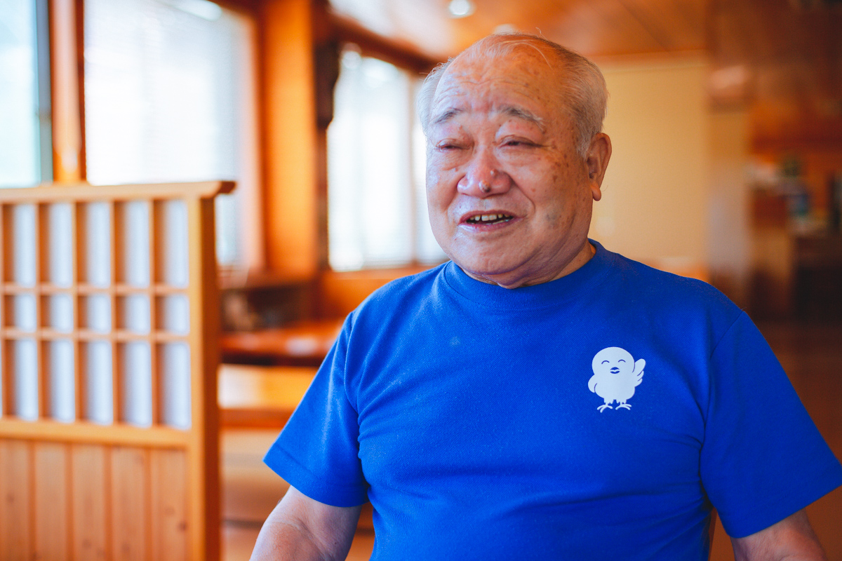 胸元の鶏がキュート