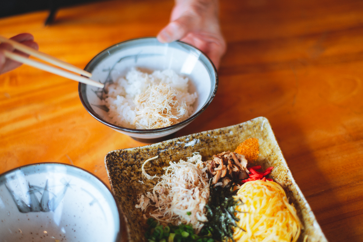 自分で具をのせて完成させる鶏飯
