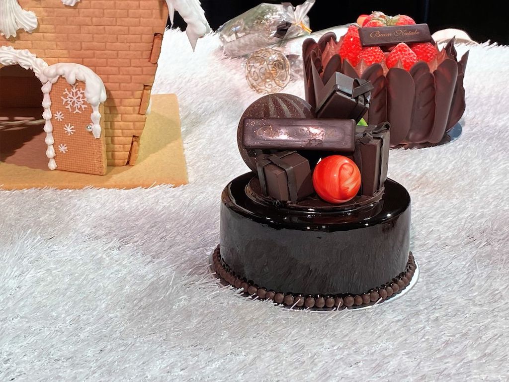 グランド ハイアット 東京（手前）「Grande H チョコレートムース」12cm 7200円　※50個限定、（奥）「グランド プレミアム シャンティショコラ」12cm 7500円、15cm 1万500円　※150個限定