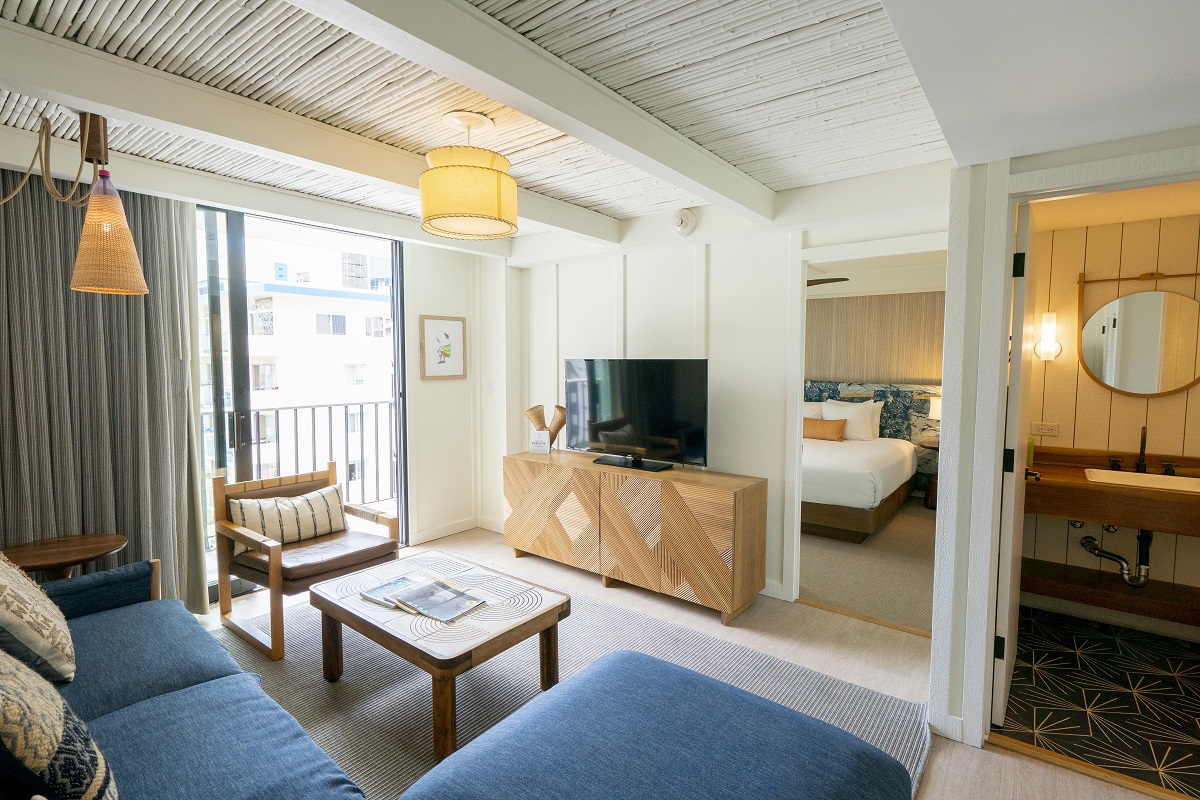 ベッドルームとリビングルームを備えたスイートタイプ