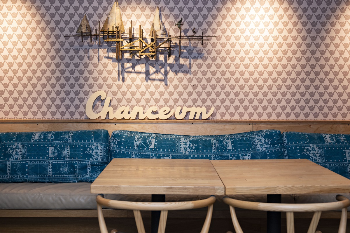 「マヒナ＆サンズ」内もミッドセンチュリーハワイのエッセンスが感じられる