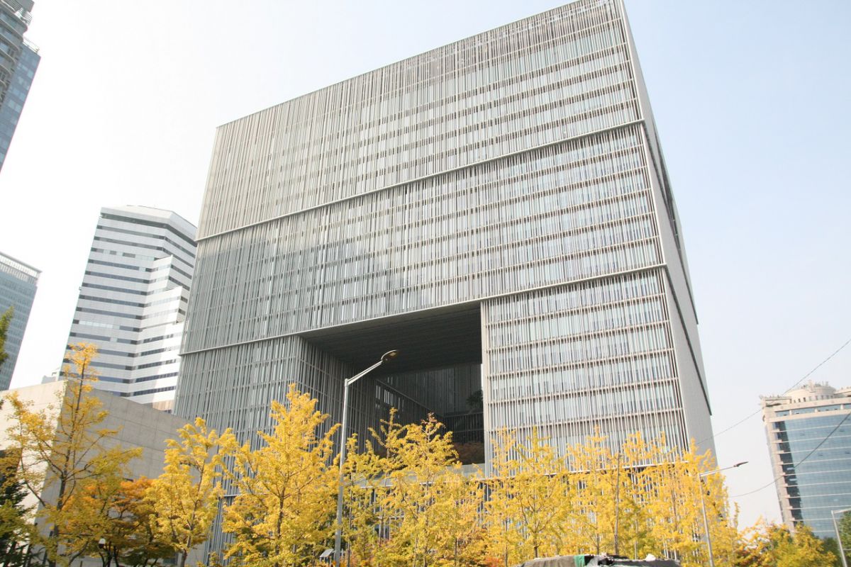 アモーレパシフィック本社のすぐ横が、龍理団キル。