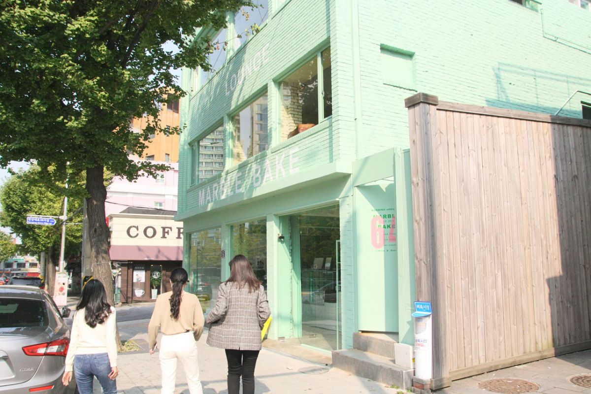 通りの入り口にはミントカラーのカフェがあります。