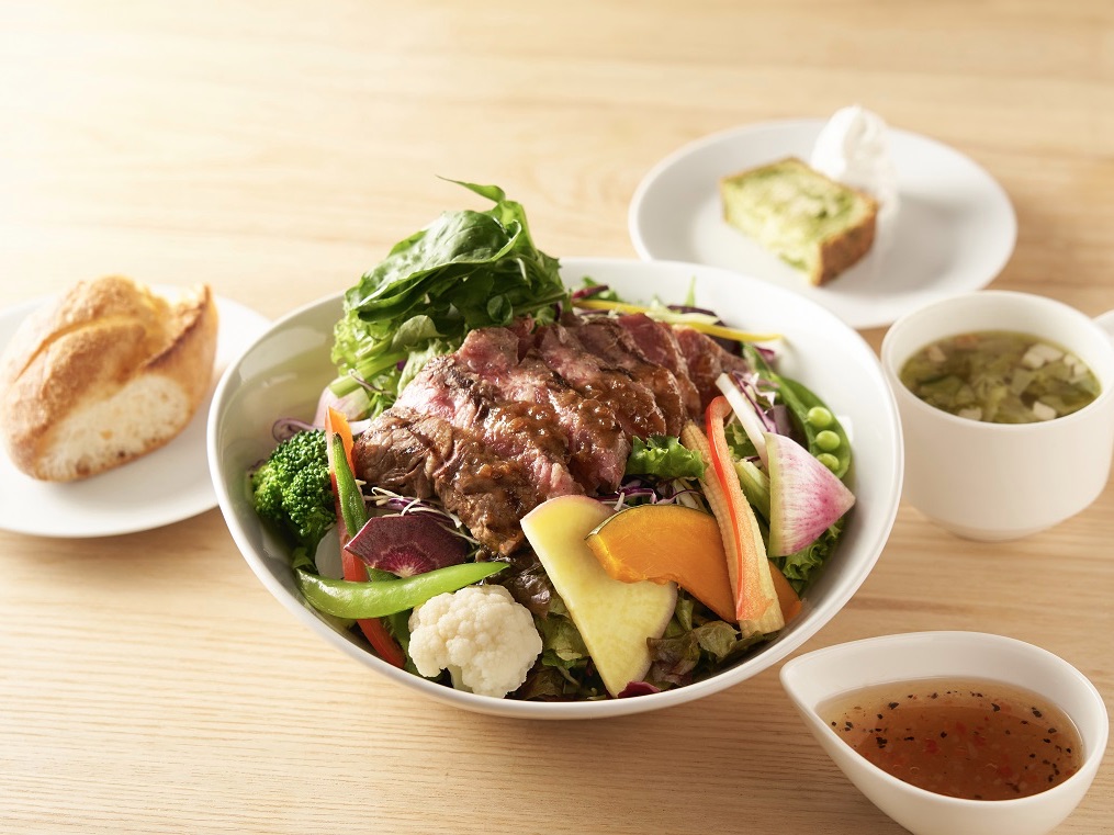 ステーキサラダランチ（1,540円）スープ、雑穀米orバゲット、ミニケーキ付き