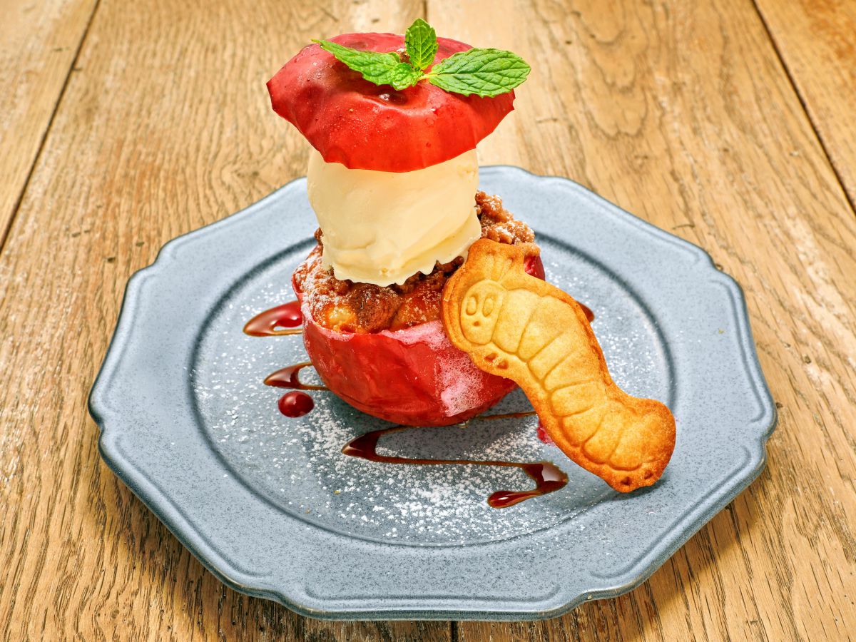 「げつようびの焼きりんごチーズケーキ」単品858円、ドリンクセット1188円