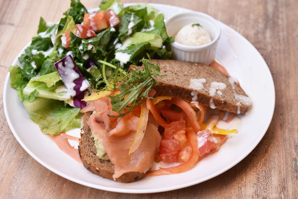 「ノルウェーサーモンとアボカドのオープンサンドウィッチプレート」1300円