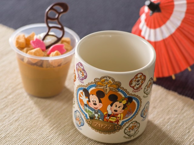 キャラメル＆ほうじ茶ムース、 スーベニアカップ付き 850 円