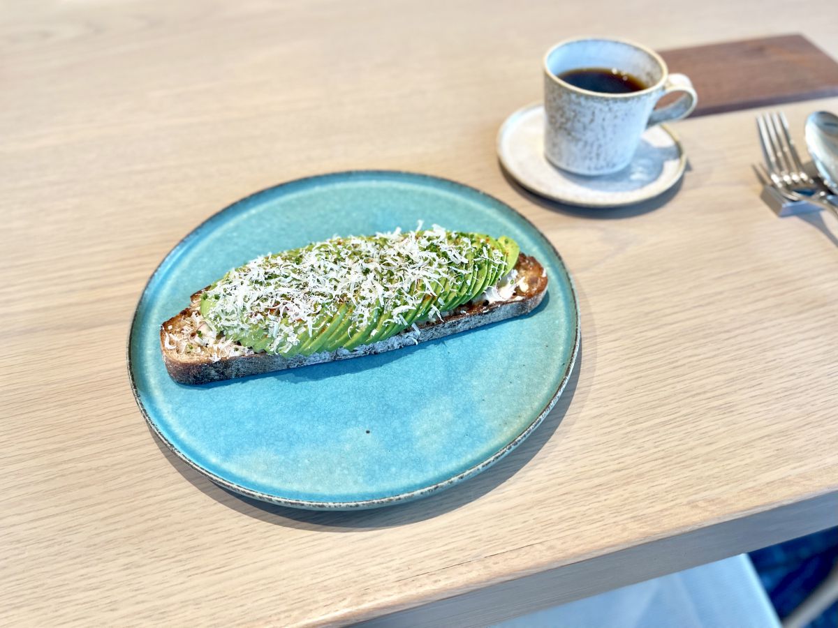 左から「アボカドのスモーブロー」、「ドリップコーヒー」