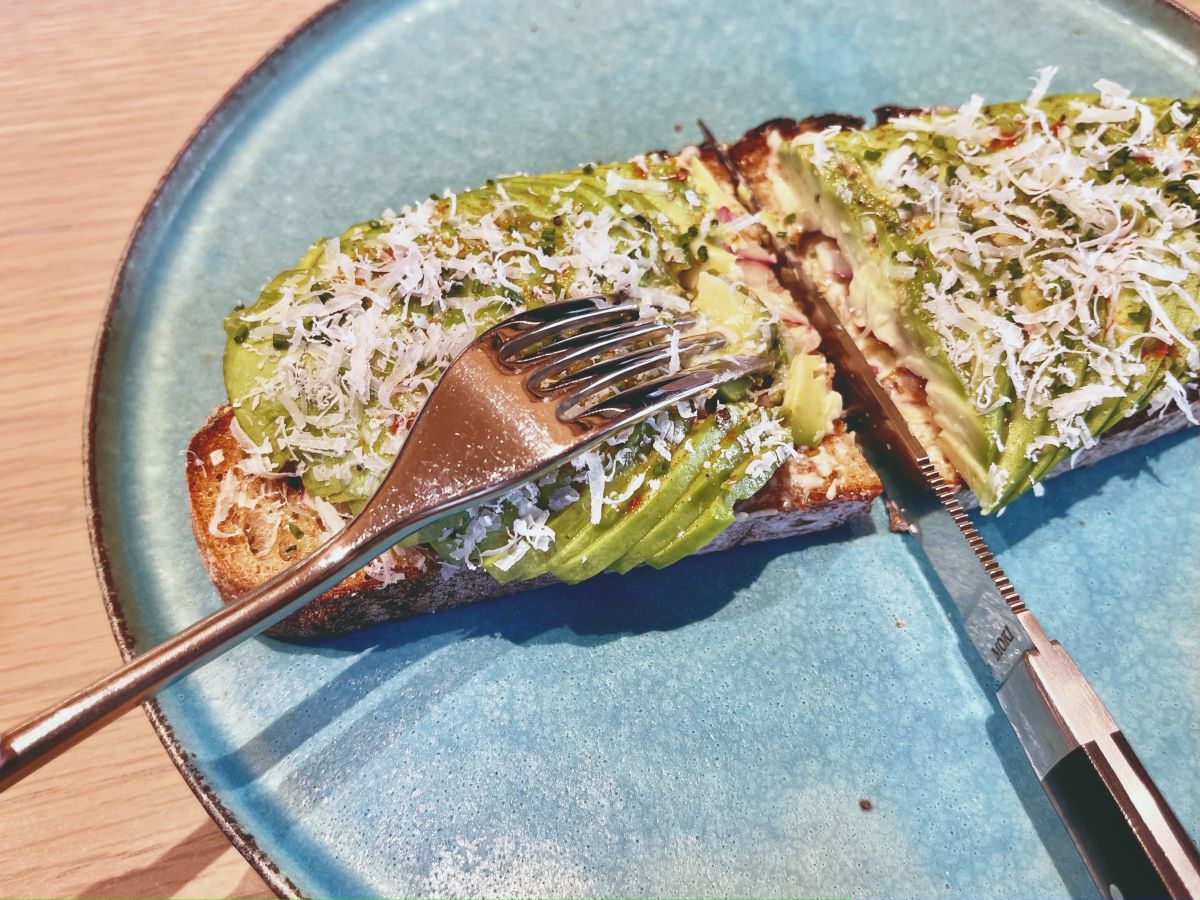 「Hotel’s」では料理人の包丁と同様に客用フォークも定期的に研いでいるので抜群の切れ味です。