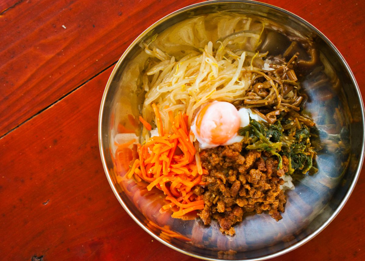 週替わりランチの一例。写真はビビンバ