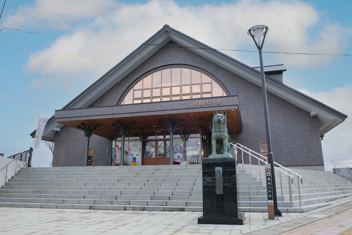 外観は忠犬ハチ公が飼い主を待ち続けた大正時代の渋谷駅がモチーフ