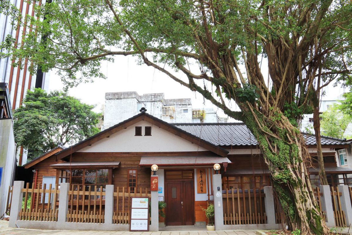 2館の外観。門口には長い年月を物語るかのように大きなガジュマルの木が
