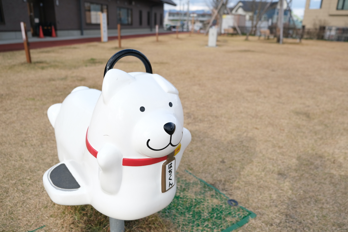 秋田犬の里の芝生広場にある犬の形をした遊具