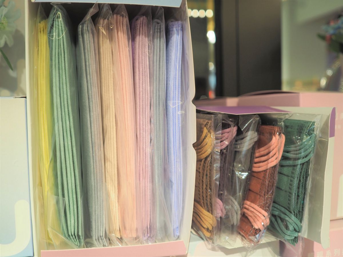 8色各5枚入り 330元(左)、5色各5枚入り 229元(右)