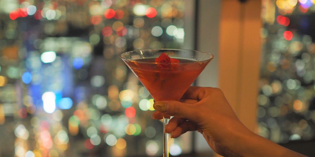 アンダーズ東京「ルーフトップ バー」で天空のバー体験！虎ノ門ヒルズ 森タワーからの夜景とミクソロジーカクテルで最高の夜を過ごす