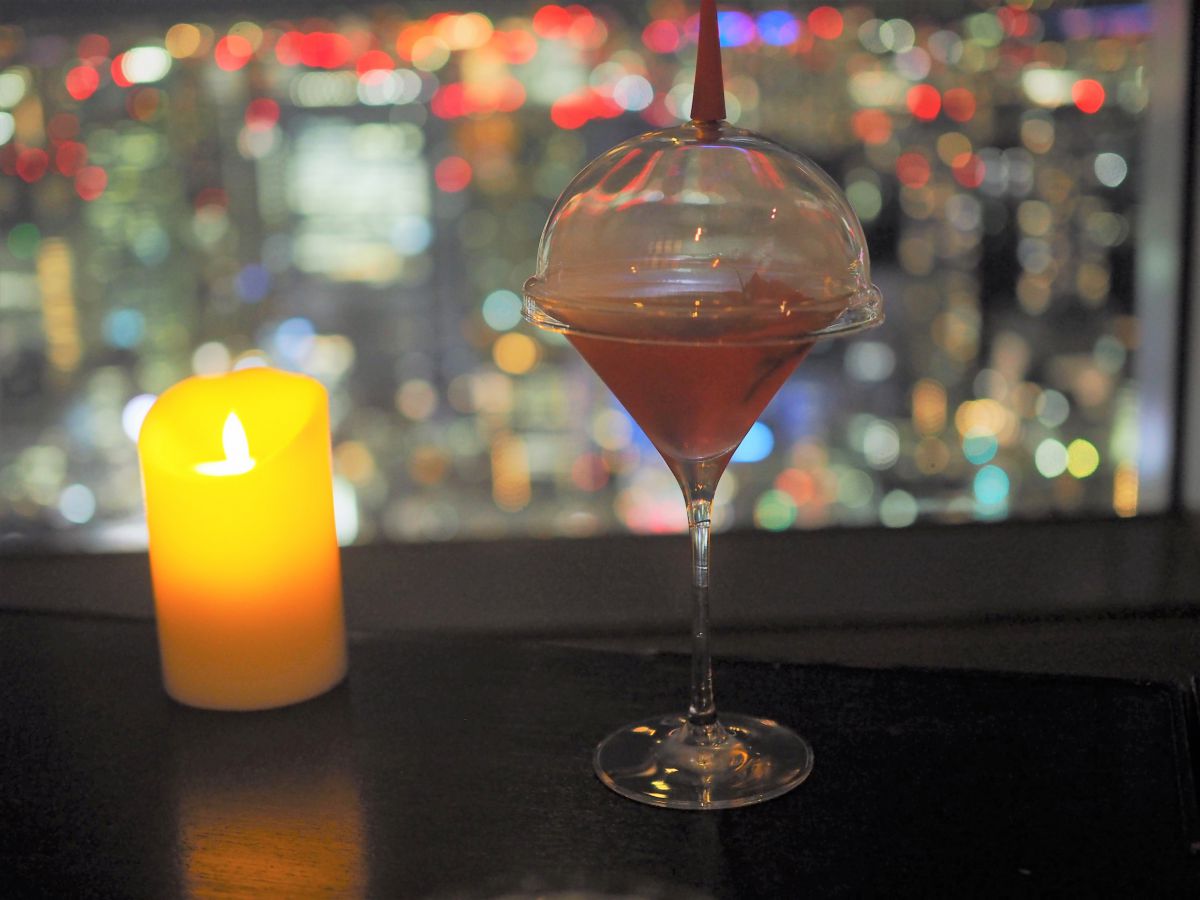 「ジン・ローズヒップ・コスモ」2200円（サービス料15%別）