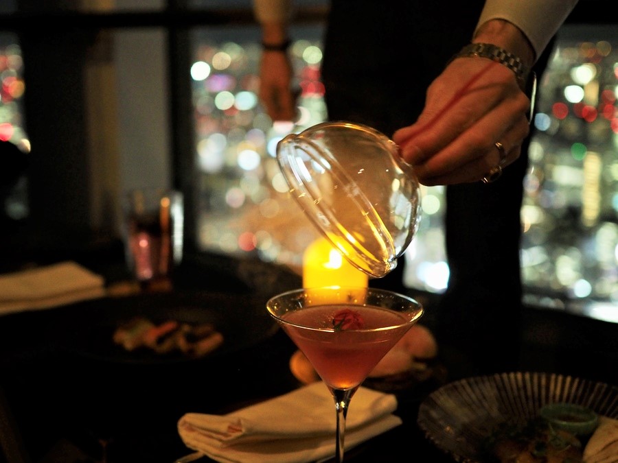 蓋を取ると、煙とともに燻製の香りが広がる