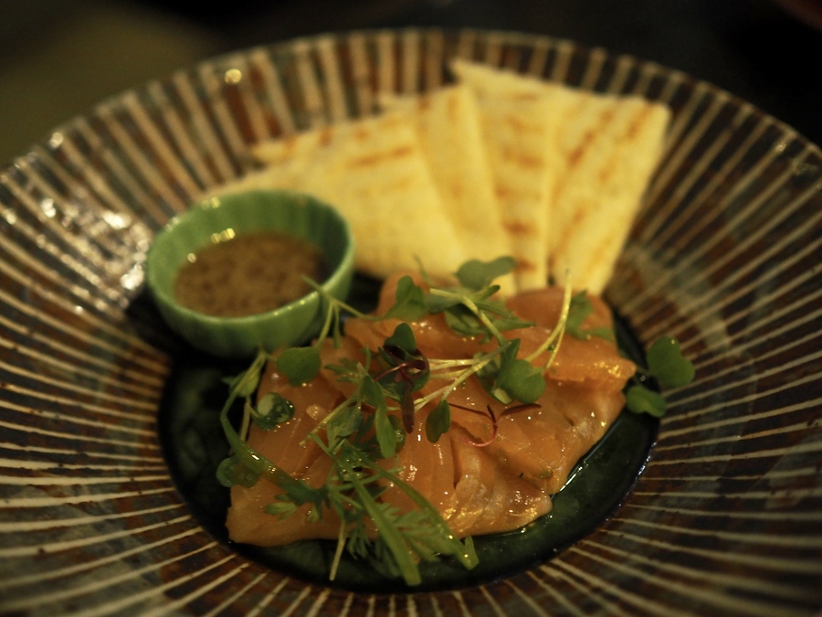 「マリネサーモン ハニーマスタード」1980円（サービス料15%別）