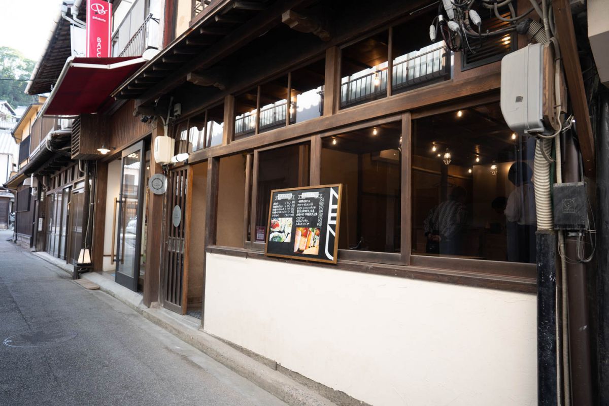 古民家をリノベーションしたバー